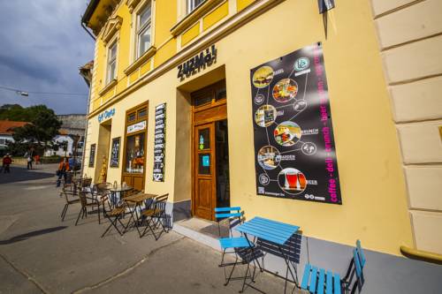 Фото 
Henrietta Apartmanház
