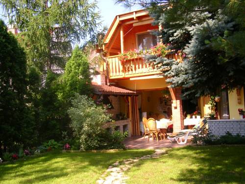 Фото 
Zsuzsanna Apartmanház
