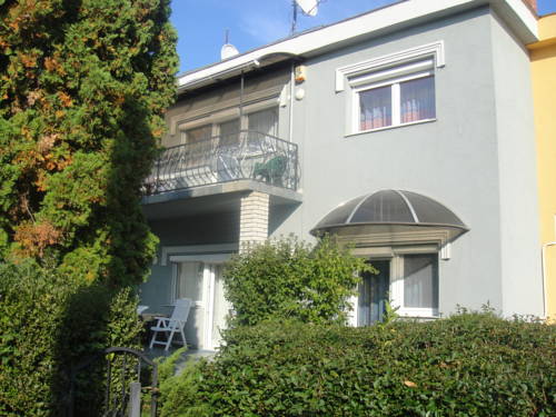 Фото 
Yellow Apartment House
