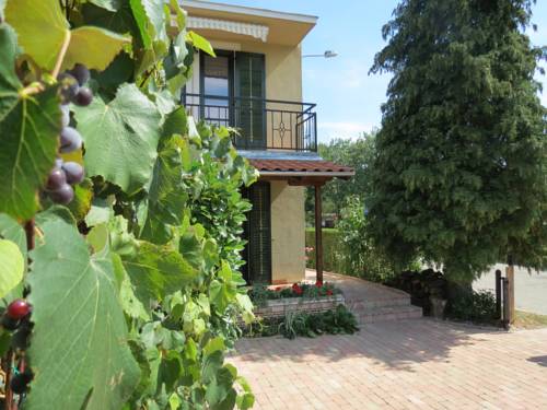 Фото 
Horvath Villa Apartman
