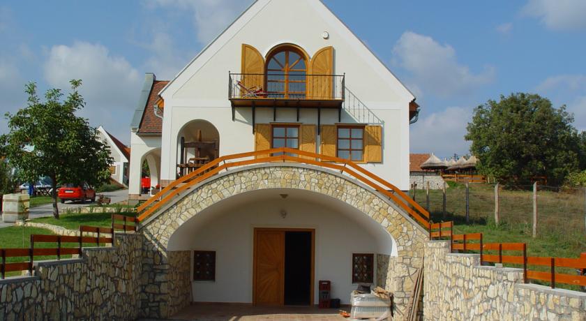 Фото 
Csiga Apartment
