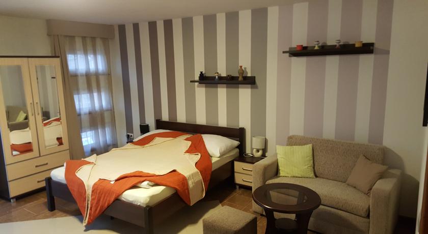 Фото 
Hold Apartmanok
