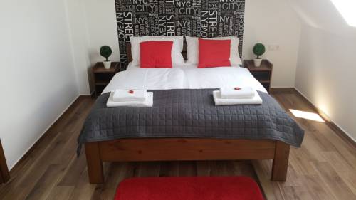 Фото 
Fruzsó Apartman
