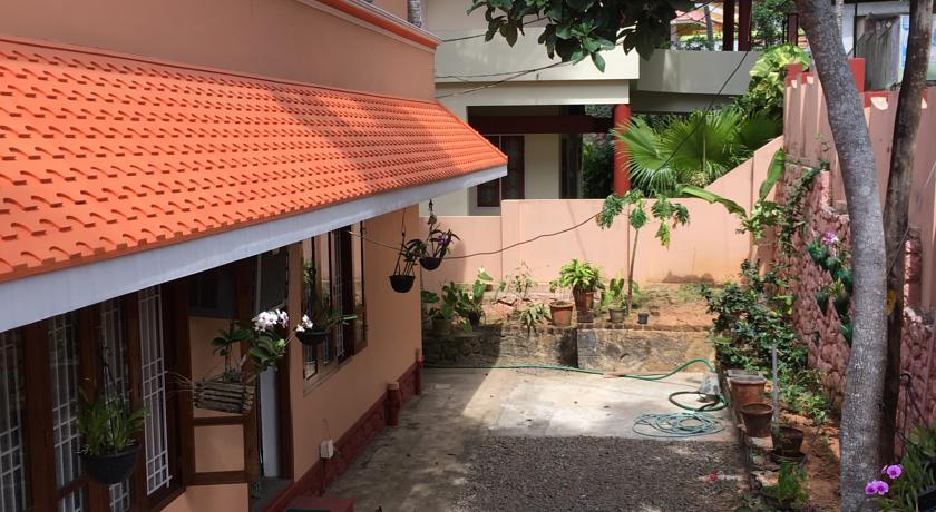 
Curlies Guest House
