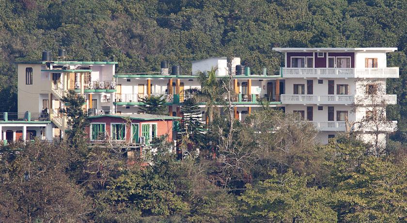 Фото 
Pele&#39;s Windsong Wood Cottage on the beach
