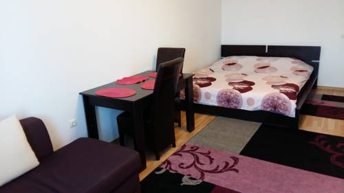 Фото 
Freeborn Hostel
