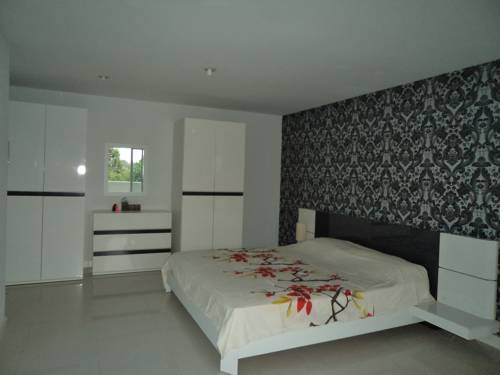 Фото 
1 Bedroom Near Wong Amat Beach for Rent 103
