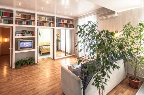 Фото 
Apartment Night City Na Druzhby
