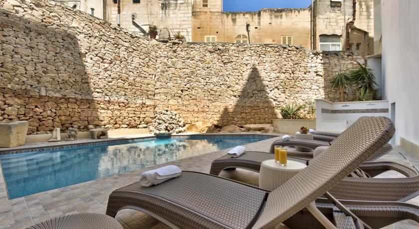 Фото 
British Hotel
