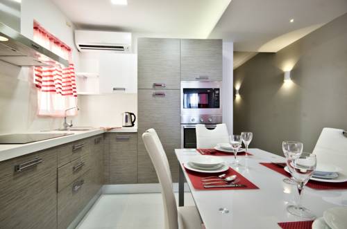 Фото 
Dolphin Court
