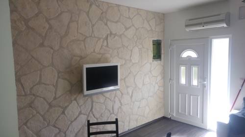 Фото 
Two-Bedroom Apartment Kastel Gomilica with Sea View 03
