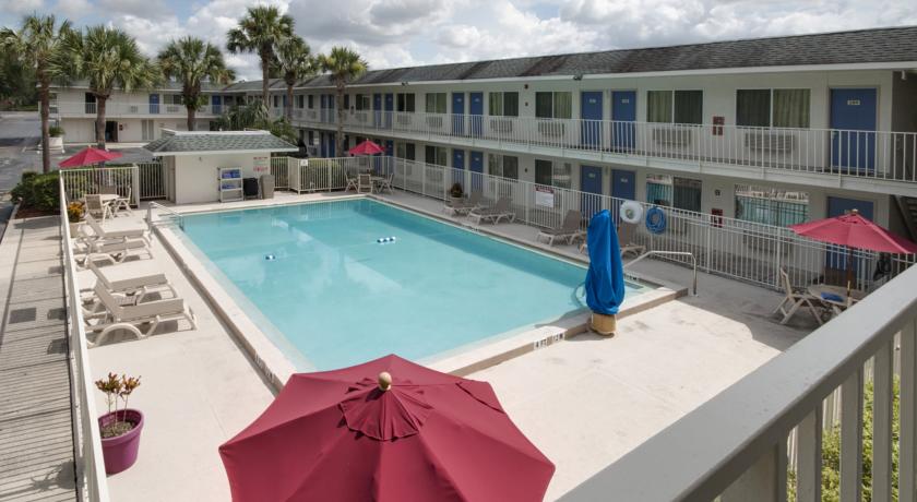 Фото 
Cal Mar Hotel Suites
