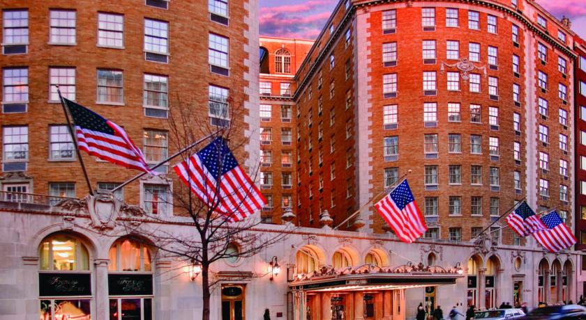 Фото 
Hampton Inn Boston Logan Airport
