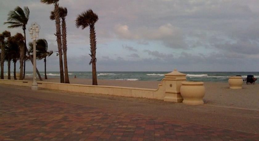 Фото 
Days Inn Roosevelt Boulevard
