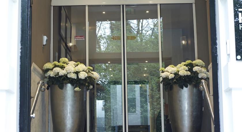 Фото 
The Concord Hotel & Suites
