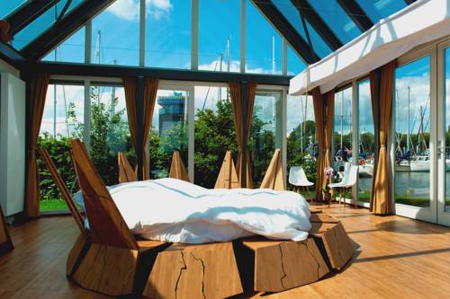 Фото 
West Breeze Hotel
