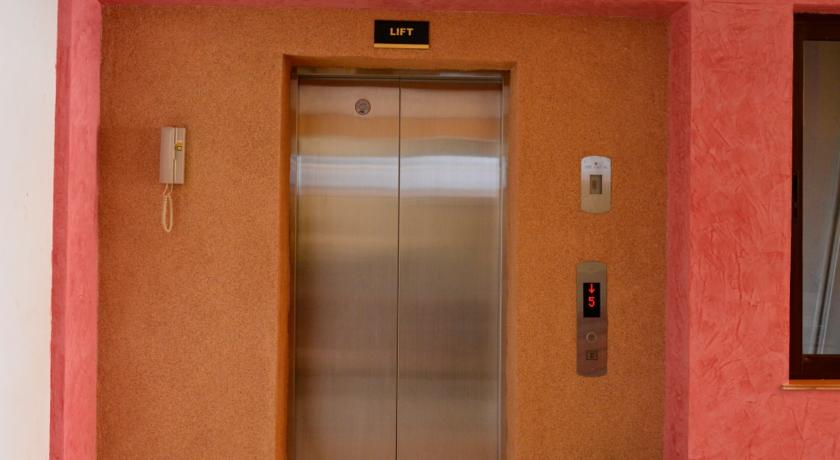 Фото 
House on the Hill Apartment
