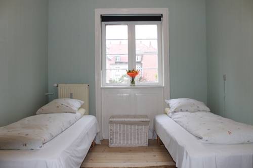 Фото 
Knights and Queens Apartments
