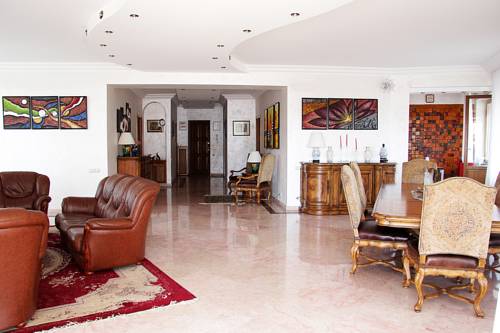 Фото 
New Kingston Charming & Pristine
