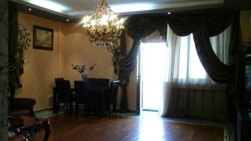 Фото 
Pineapple Court Hotel
