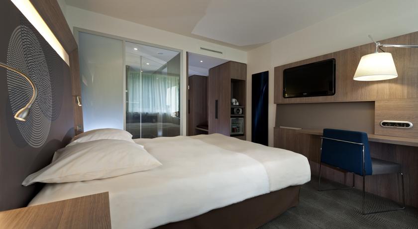 
Hotel Diamonds and Pearls
