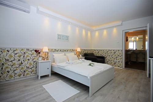 
Laguna Lux Guest House
