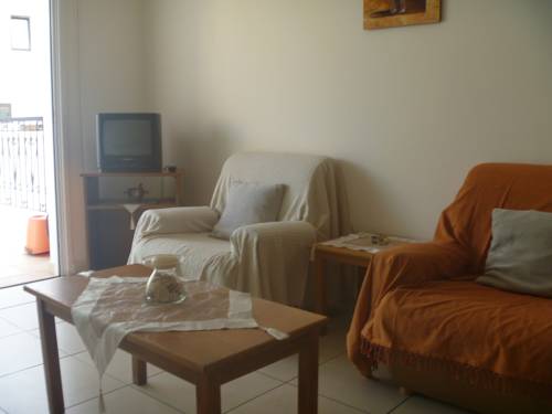 Фото 
Mckenzie Beach Apartment
