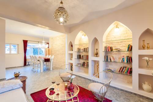 Фото 
Commodore Hotel
