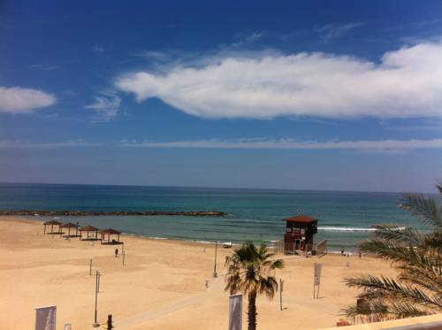 Фото 
Two Bedroom by the sea on Genosar str.
