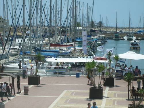 Фото 
Off The Square
