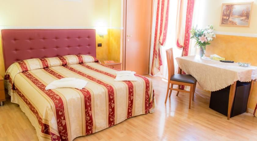 Фото 
Hotel De La Ville
