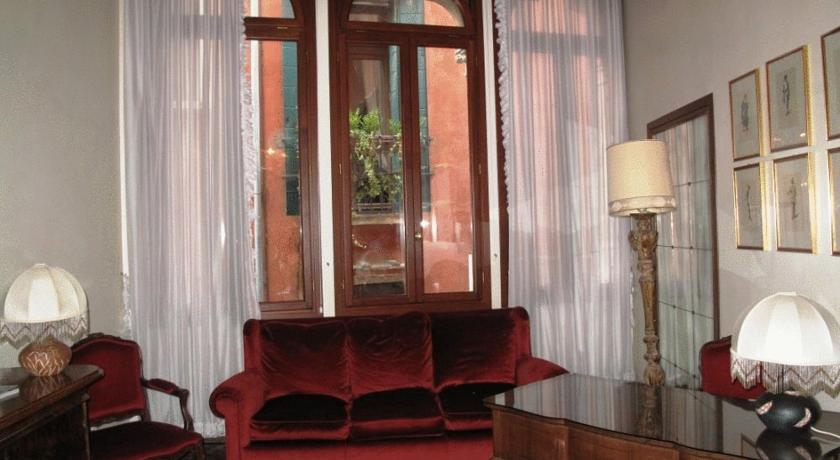 Фото 
Holiday Inn Naples
