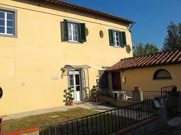 Фото 
The Orange House
