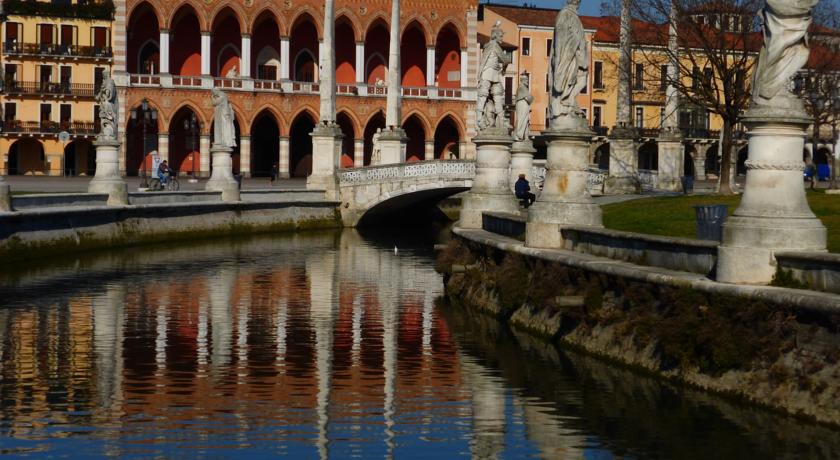 Фото 
Warwick Dubai
