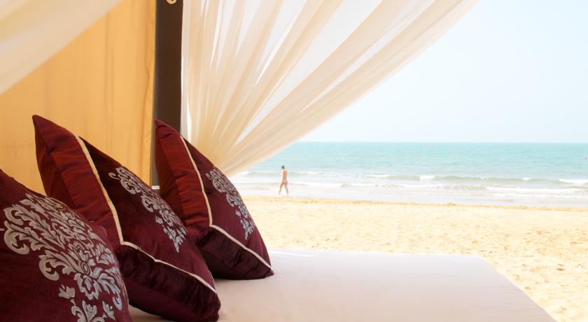 Фото 
Falcon Hotel Apartments
