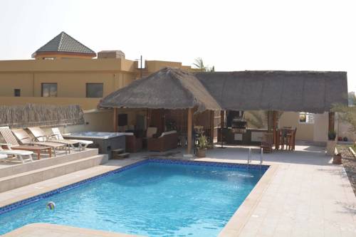 Фото 
California Suites Hotel
