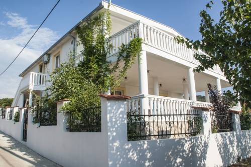 Фото 
Aneta Apartments
