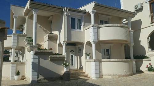 Фото 
Apartments in Rustic House
