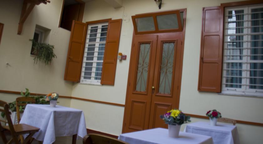 Фото 
The Sea Front Rent Rooms
