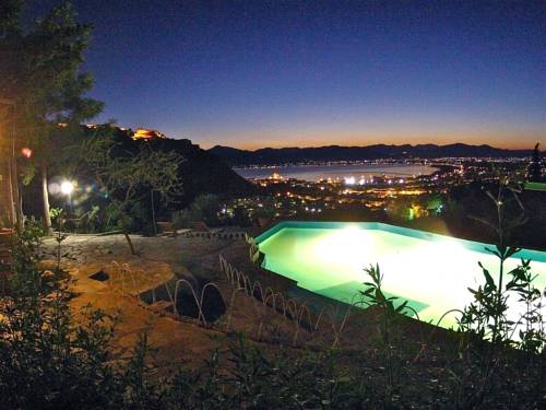 Фото 
Cozy Athenian Apartment
