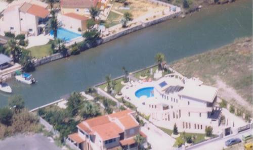 
Paralimnio Suites
