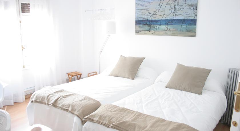 Фото 
The Zentral Suites & Apartments
