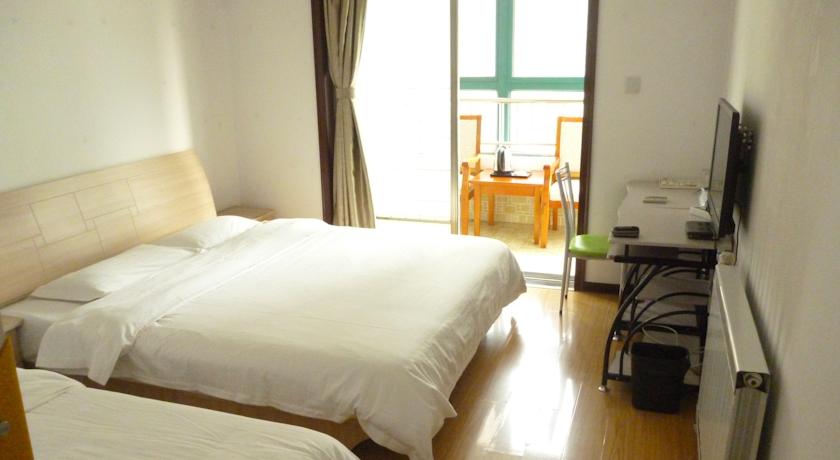 Фото 
Qingdao Jinshan We+ Holiday Apartment （Wusi Square）
