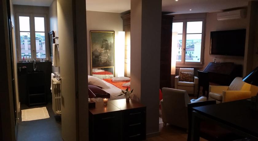 Фото 
Hôtel La Cour Carrée
