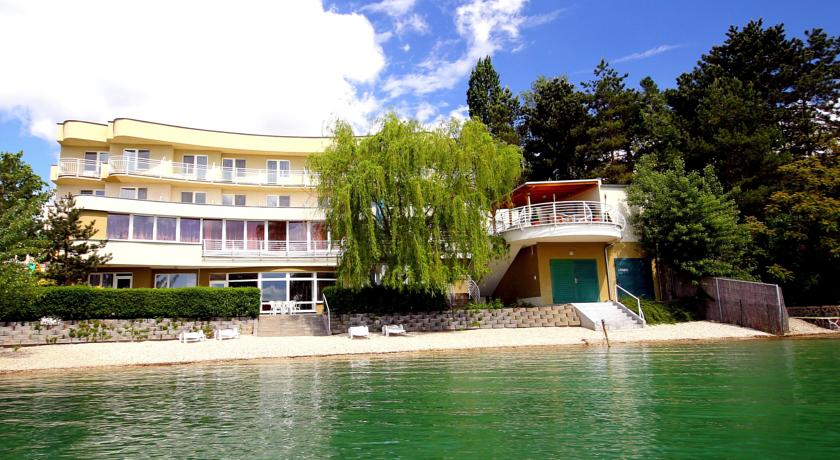 Фото 
Sunset Coast Beachfront Apartment
