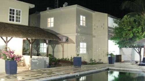 Фото 
L&#39;Escale 3 Bedrooms Beachfront Duplexe Suite by Dream Escapes
