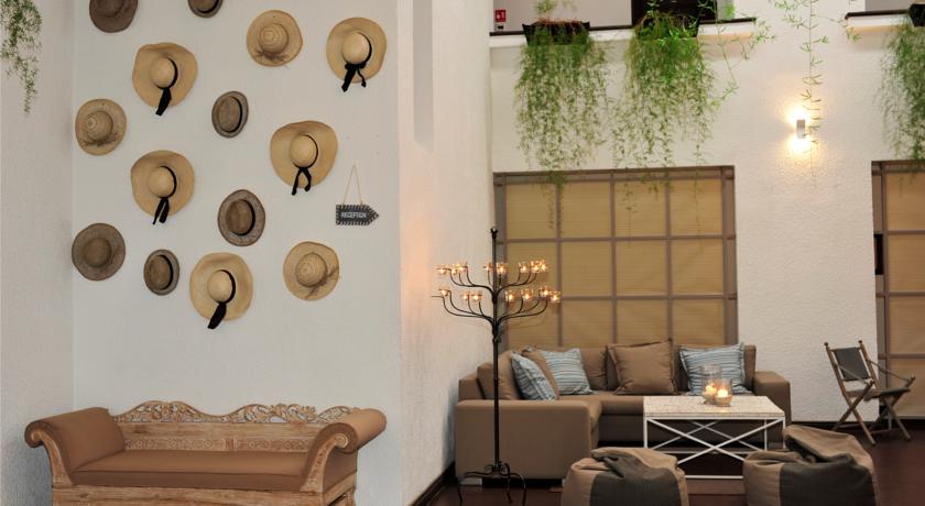 Фото 
Summer Breeze Beachfront Suite
