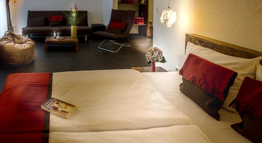 
Tom&#39;s Hotel (Gay Hotel)
